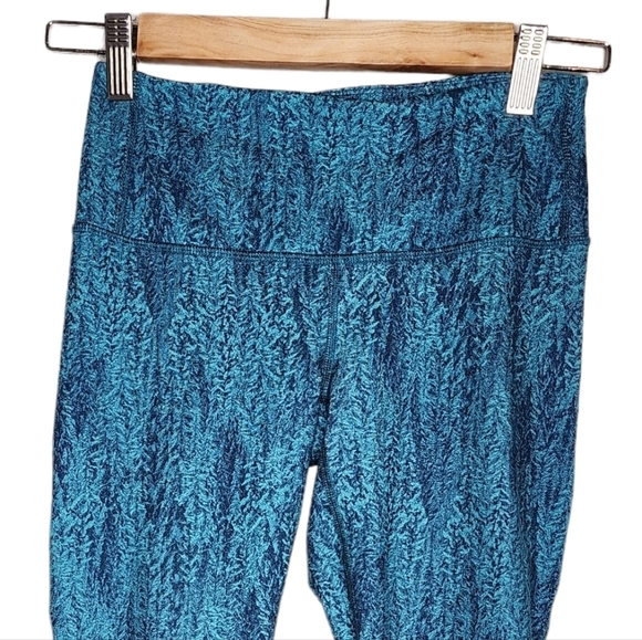 Patagonia cropped teal forest leggings. - Picture 4 of 16